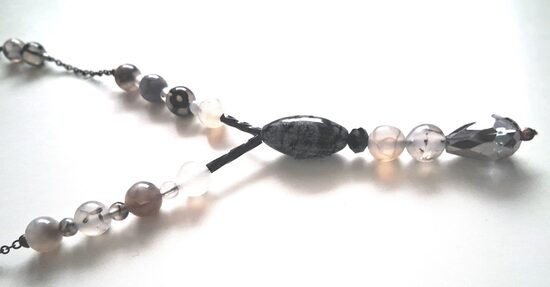 Gara kaklarota Boho stilā, ar piekariņu